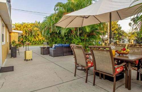 Tropical escape with fire pit near airport & stadium - Foto 8