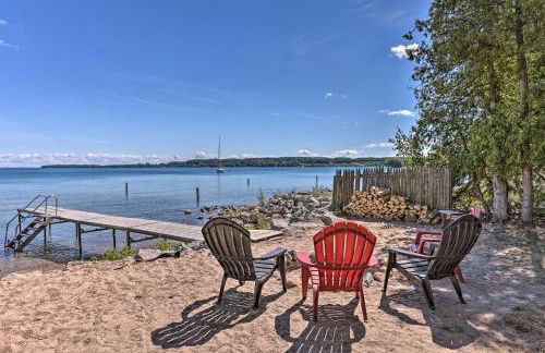 Less Than 1 Mi to Dtwn! Lakefront Manitou Cottage - Foto 3