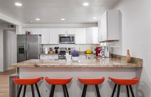 Gorgeous 4-bed home with Golf, Pool, & Hot Tub! - Photo 13