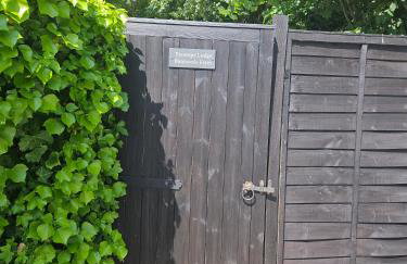 Treetops Lodge, private Cornish hideaway, parking, garden - Foto 66