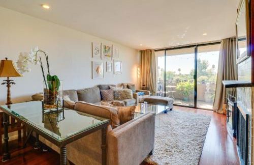 Granada Hills Condo with Community Pool and Workspace - Foto 9