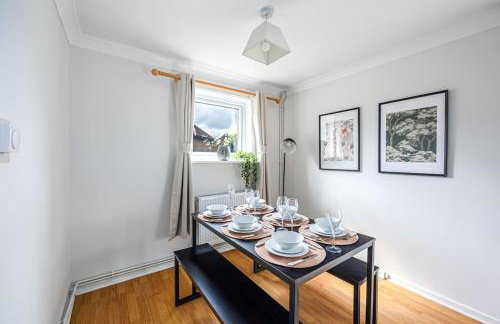 Stylish Duplex Apartment - Close to City Centre - Free Parking, Balcony, Self-Check-In, Fast WiFi and Smart TVs by Yoko Property - Foto 11