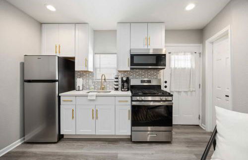 Steps from the Best of the Heights-Modern Comfort! - Foto 16