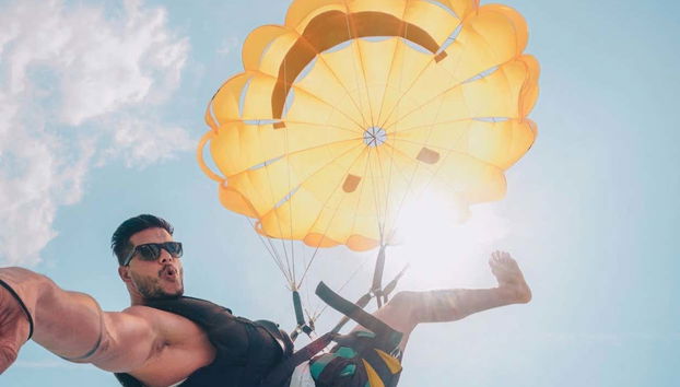 Un chico fotografiándose en el parasailing