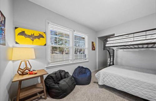 3BR Overland Park Home with Patio and Waterfall Pond - Foto 20