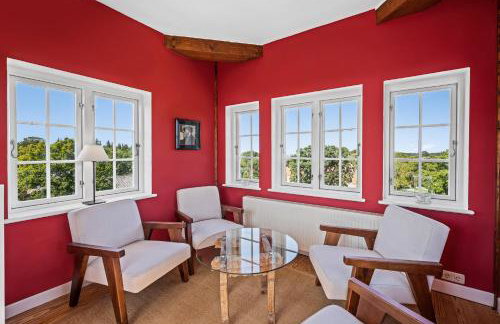 GUT KLETKAMP "Storchennest" - Ferienwohnung im Schlossturm mit 3 Schlafzimmern I Panorama-Turmzimmer mit Naturblick I Gemeinschaftsgarten I 15 Min zur Ostsee I Küche I Parkplatz I WLAN - Foto 3