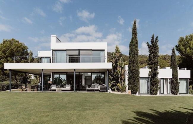 Modern Villa With Minimalistic Decor - Photo 38