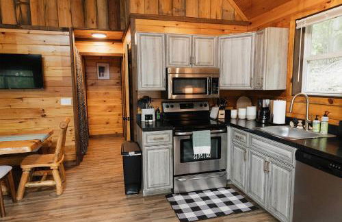 "The Lantern" Woodsy Cabin Experience w/ HotTub - Foto 20