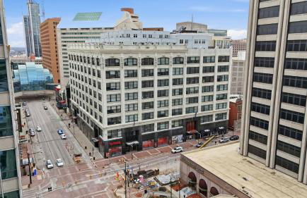 Luxury Downtown Cityview Suite Skywalk Access and Free Garage Parking - Foto 17