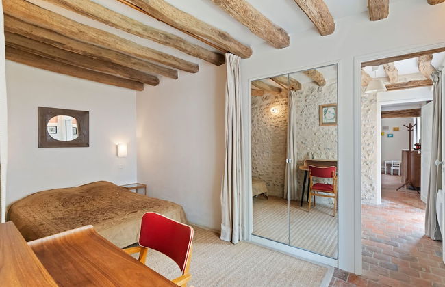 Charming Holiday Home in Yevre-la-ville With Pool - Foto 16