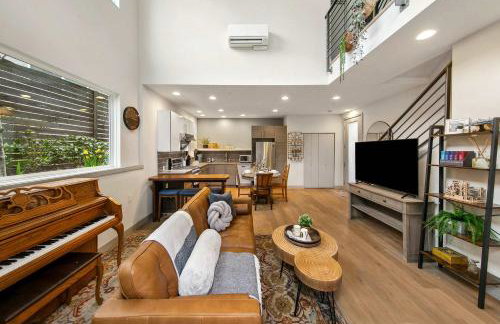 Lake & City View Modern Retreat w AC - Photo 3