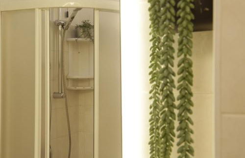 Midnight blues for 3 people near the airport - Foto 6