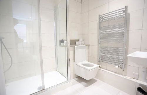 Spacious 3-Story Retreat with Rooftop Terrace and Modern Amenities - Foto 83