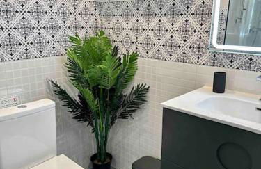 8 min walk to the beach & 10 min walk to Convention Centre ! - Photo 17