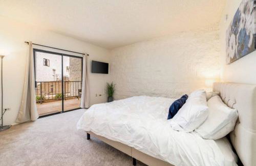 Bright Eastside 2BD 2BA Retreat w Pool and Parking - Foto 17