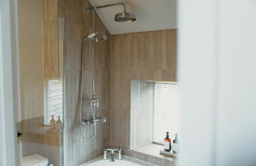 Rose End Cottage, a Luxury Getaway - Photo 13