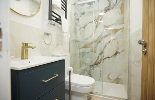 Gloucester Rd By N And N Stays, Newly Refurbed 6 Bed all ensuite house by N And N Stays Ltd, Perfect for contractors and Corporate stays, Close to YTL Arena Site, Pvt Parking for Vans and and work vehicles, Wifi - Foto 33