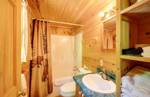 All-Season Sunroom and Hot Tub Marion Cabin Retreat - Foto 13