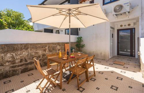 Host Wise - Elegant Colorful House w Private Terrace - Foto 26