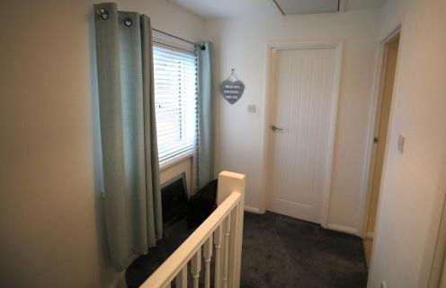 3 Bedroom House - Parking - Wifi - Fully Refurbished Throughout - New Kitchen & Bathroom - Foto 8
