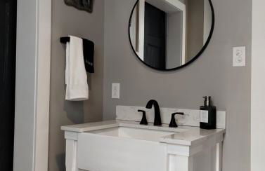 The Bluebird Guesthouse *walk to downtown* - Photo 27