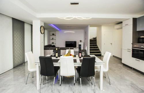 Holiday home Leko with outdoor pool and hot tub , can fit 22 people - Foto 32