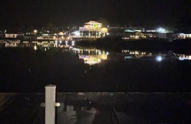 Lakeside Holiday Home with Hot Tub - Foto 6