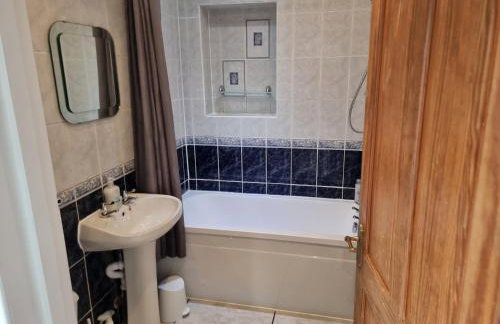 Entire 3 bedroom home with Parking in Welling, London, UK - Photo 16