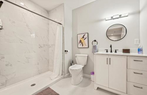 Huge 10BR Family Stay, Sleeps 20 in Bloomfield, CT - Photo 7