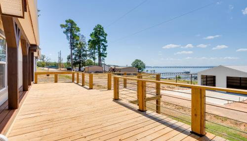 Fishermans Paradise Lake-View Home in Many! - Foto 2