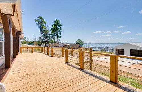 Fishermans Paradise Lake-View Home in Many! - Foto 2