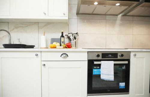 Gloucester Rd By N And N Stays, Newly Refurbed 6 Bed all ensuite house by N And N Stays Ltd, Perfect for contractors and Corporate stays, Close to YTL Arena Site, Pvt Parking for Vans and and work vehicles, Wifi - Foto 45