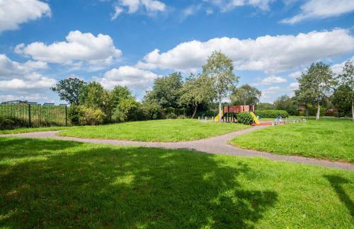 Wheatley House - Great Location - Free Parking, Self-Check-In, Fast Wifi and Smart TVs by Yoko Property - Foto 32