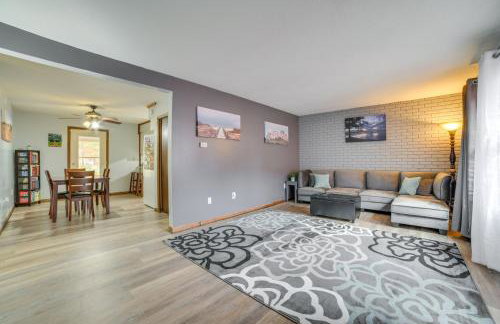 Cozy Houghton Lake Home with Fire Pit and Porch - Foto 6