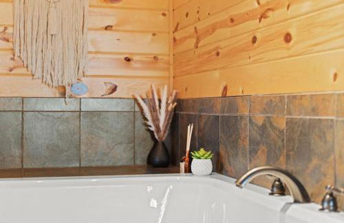 Cabin 4 Mtn View Cabin Near River with Fire Pit and Hot Tub - Foto 11