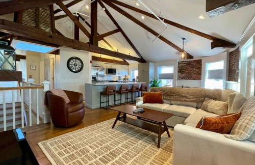 4 King Suites, Downtown, Outlets, Beach, Historic - Photo 4