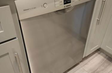 Spacious 3 bedroom unit with backyard and parking just 10 minutes from Rodeo Dr and attractions! - Photo 20