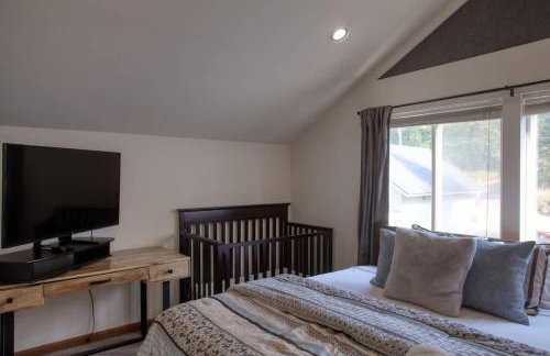 Twin Lakes Waterfront Retreat with Private Dock Fire Pit And Family Friendly Space - Foto 24