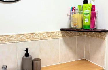 Spacious 3-Bed House - Contractors & Families - Free Parking - Fast Wifi - Foto 7