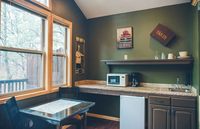 Eureka Springs Treehouses, Hobbit Caves & Castles - Photo 23