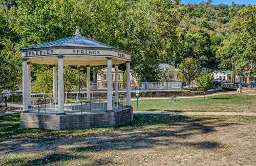 The Manor - Historic Mansion, Wifi, Covered Porch, Screen Porch, King Bed, Walk to Spas, Shops & Restaurants - Foto 93