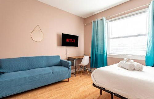 City Outside Serenity Inside: 2B1B NYC - 40 Min - Photo 15