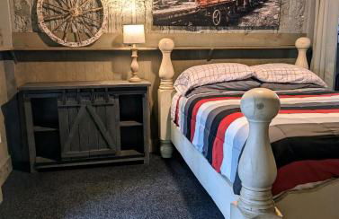 Cozy Barn with Pool Access & Near Lake Conroe - Foto 7