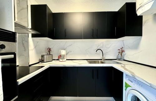 Luxury 2-Bed Marina Apartment - Photo 20