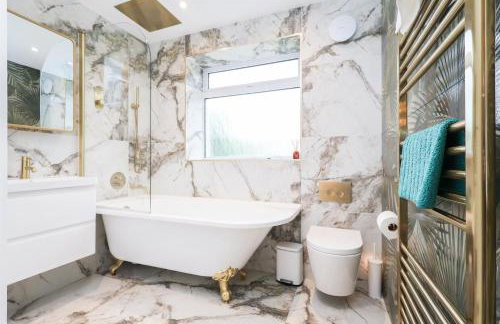 Palm Haven House - Luxury family-friendly Newquay surf house near Porth Beach perfect for walking, pets, exploring - Photo 7