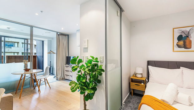 Sleek central stay with balcony by Zodiak Stays - Foto 4, Servicio de comidas en la habitación