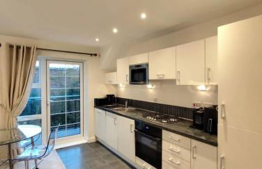 SIX at Wooburn Green Cosy Retreat with Balcony near LEGOLAND Lapland UK and Windsor - Foto 14