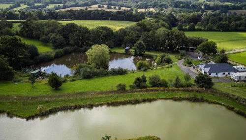 Charming tranquil Shepherds Hut with lakeside balcony 'Roach' - Foto 2