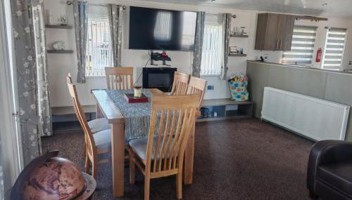 Manor Park Dog Friendly 2 bed, 6 berth Lodge with decking 600 Yard's From The Beach In Hunstanton - Foto 3