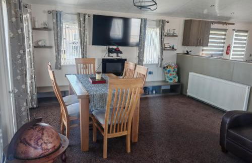Manor Park Dog Friendly 2 bed, 6 berth Lodge with decking 600 Yard's From The Beach In Hunstanton - Foto 3